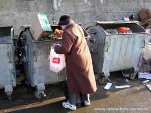 Создать мем: сортировка мусора, мусорка в россии, мусорный бак