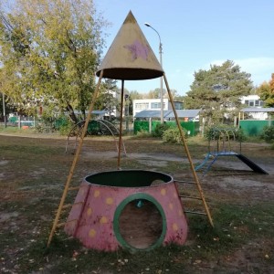 Создать мем: во дворе дома, суровое советская детская площадка, ракета на детской площадке