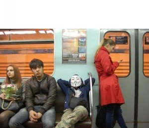 Создать мем: метро люди, поезд в метро, чудики в метро