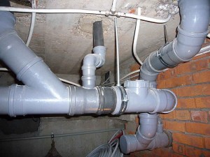 Создать мем: защита канализационной трубы от протечки, канализационные трубы в доме, монтаж внутренней канализации