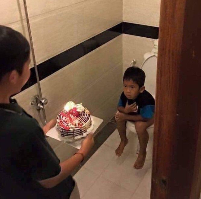 Создать мем: мальчик на унитазе, школьный туалет, anak eek di toilet