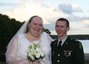 Создать мем: толстая невеста, жених и толстая невеста, странные свадебные пары фото