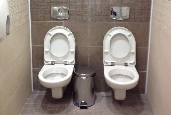 Создать мем: туалеты на олимпиаде в сочи, туалеты сочи 2014, двойной туалет