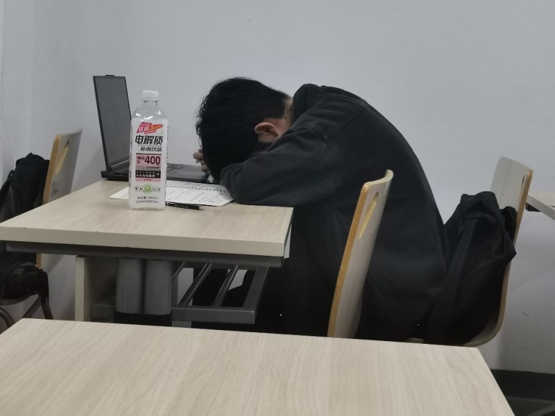 Создать мем: школьное фото, учащиеся, спит на уроке