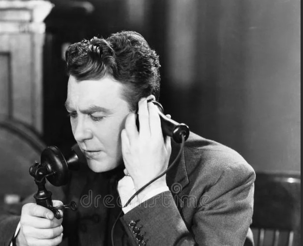 Создать мем: человек со старинным телефоном, джон митчелл черные дыры, никогда не люби незнакомца фильм 1958