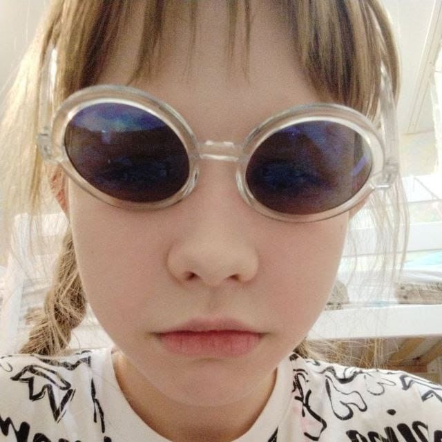 Create meme: glasses for girls, round sunglasses, fashionable sunglasses
