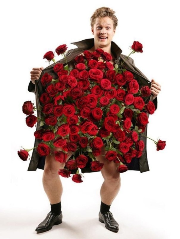 Создать мем: мужчина с букетом, с днём рождения мужчине цветы, открытка с цветами для мужчины