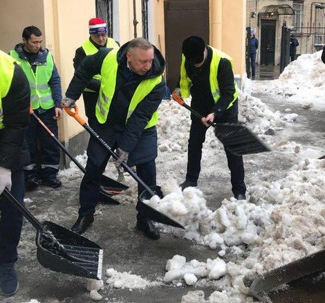 Создать мем: беглов губернатор санкт-петербурга снег, беглов уборка снега, убирает снег