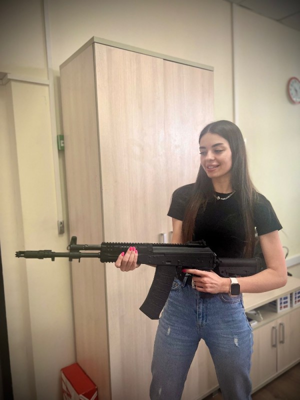 Create meme: girl , weapons , melissa gun model