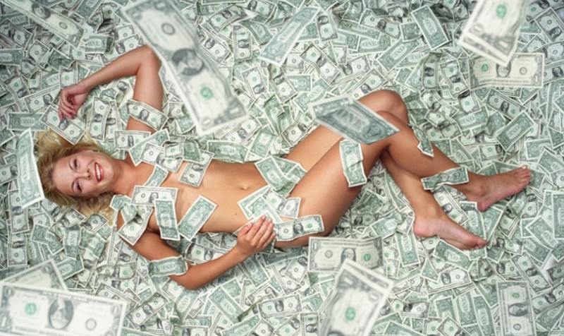 Создать мем: девушка лежит в деньгах, блондинка купается в деньгах, девушка и много денег