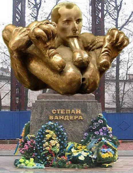 Создать мем: степан бандера золотая статуя, степан бандера памятник смешной, памятник бандере