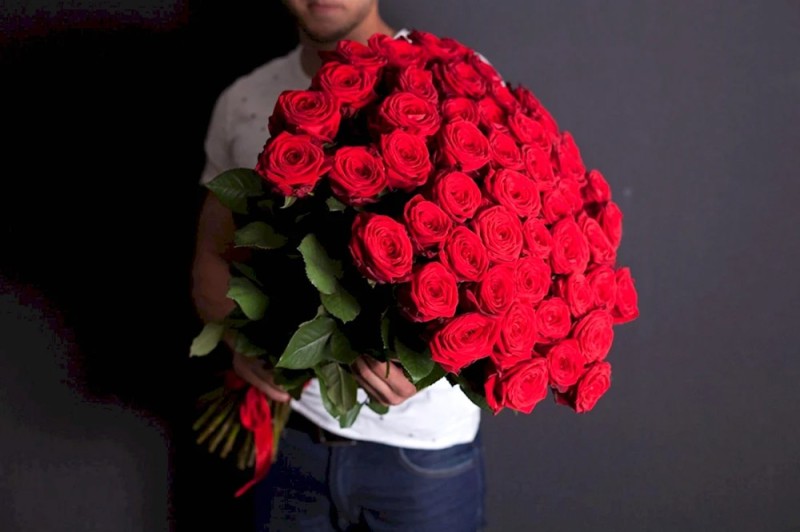 Создать мем: 101 роза ред наоми, пышный букет из ленточных роз, роза эквадор букет
