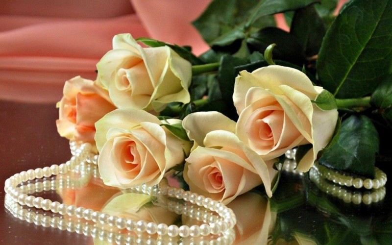 Create meme: flowers for a beautiful woman, beautiful cards, roses and pearls