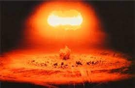 Создать мем: атомная бомба, ядерный гриб, воздушный ядерный взрыв
