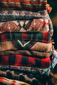 Создать мем: теплый свитер, свитер, стопка новогодних свитеров
