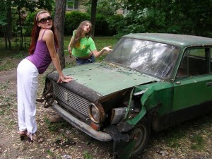 Создать мем: москвич 412 девушки сельское, брошенные машины, убитый ваз 2101