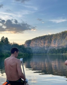 Создать мем: сплав по реке, мужчина, парни на озере
