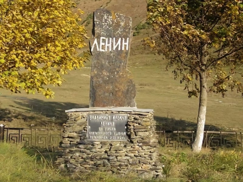 Create meme: upper Fiagdon monument to Lenin, the first monument to Lenin in Ossetia, monument to Lenin in the Kurtatinsky gorge