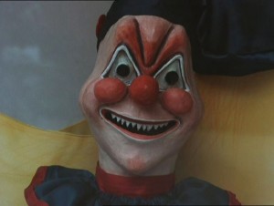 Создать мем: полтергейст 1982 клоун, маска клоуна, кукла клоун фильм ужасов 1982