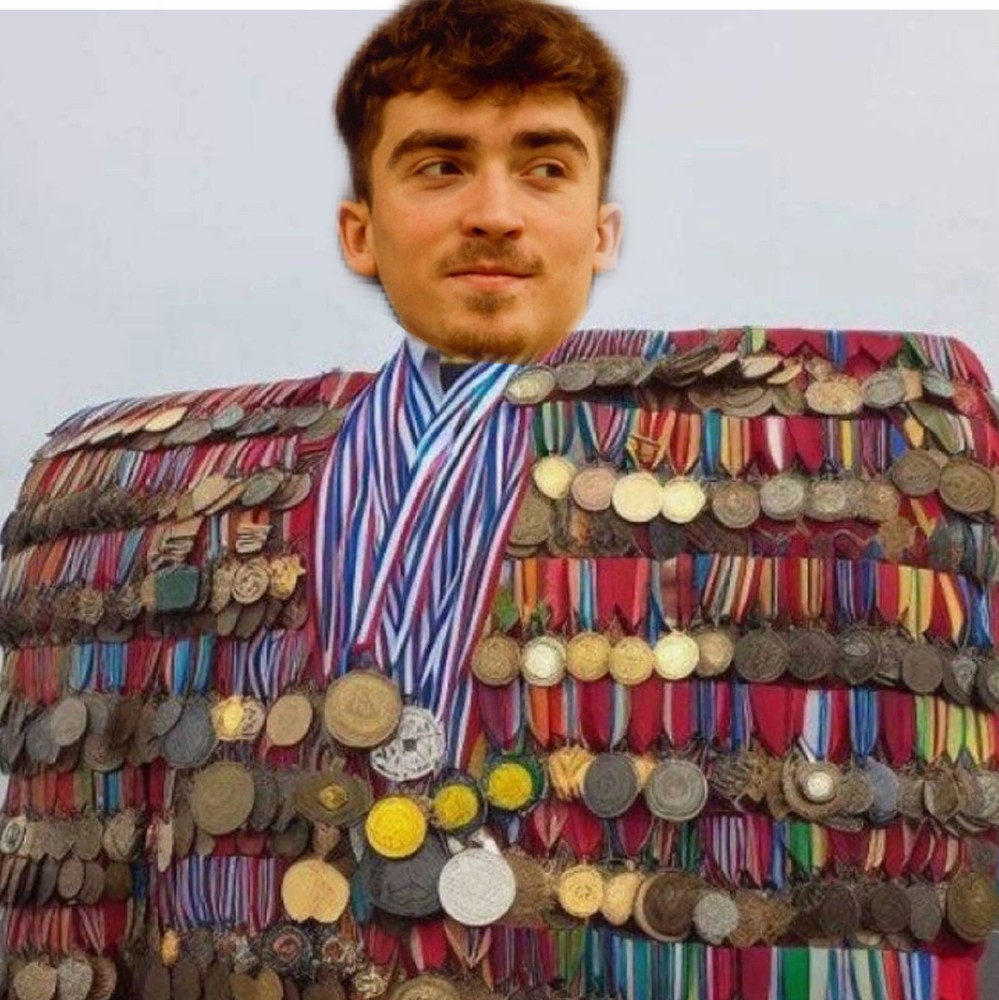 Создать мем: мужчина, медали и ордена на пиджаке, адам кадыров весь в медалях