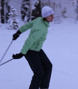 Создать мем: скандинавская ходьба с палками зима, как надеть лыжи на крутом склоне, беговые лыжи в белокурихе