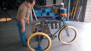 Создать мем: велосипед дома, трехколесный велосипед с мотором, электрический велосипед