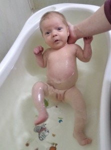 Создать мем: купание, child bath, подмывание новорожденного фото