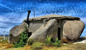 Создать мем: дом в камне, фафе, португалия., каменный дом/casa do penedo (португалия), каменный дом, гора фафе, португалия.