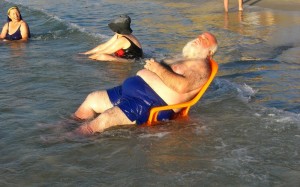 Создать мем: пьяный человек на пляже прикол, смешные ситуации на пляже, дед в отпуске