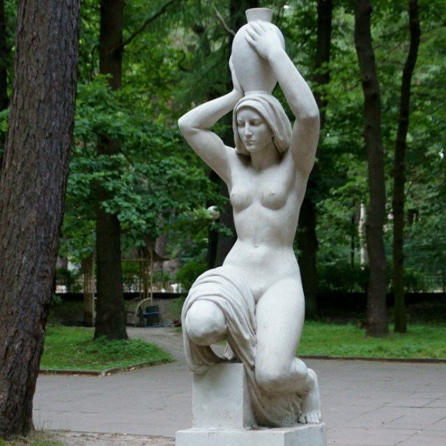 Создать мем: девушка с кувшином, монументальная скульптура, девушка с кувшином скульптура светлогорск