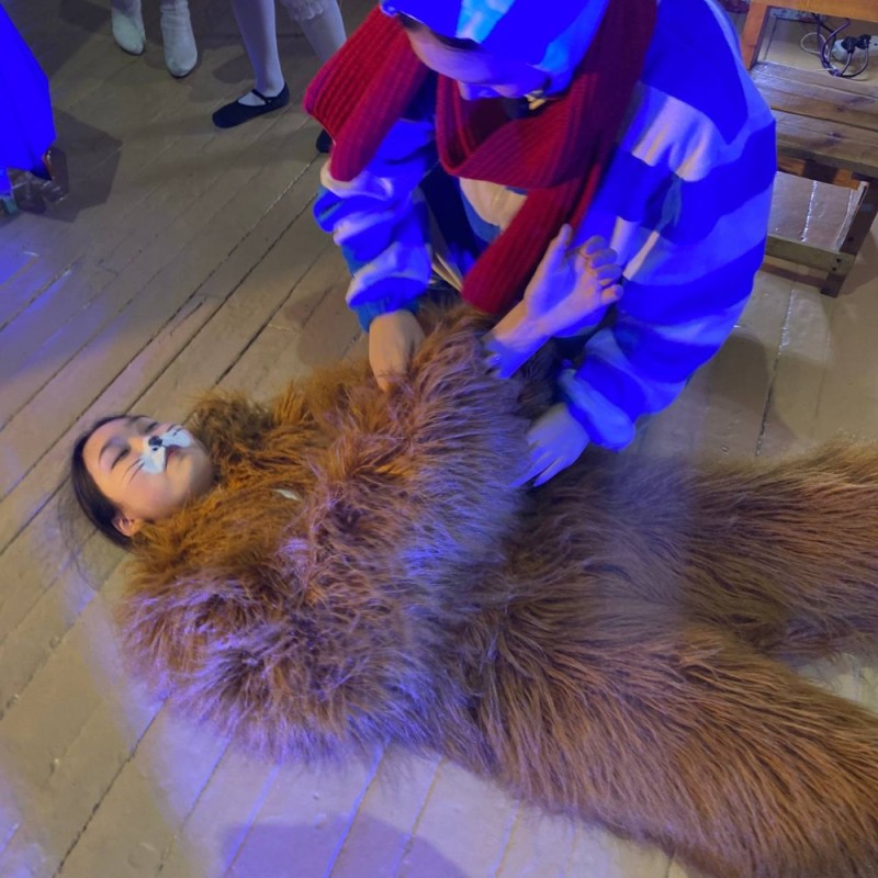 Создать мем: селфи в музее, онлик бобрихи, гигантский медведь