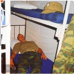 Создать мем: военные сборы, заправлять кровать лагерь, спальное место в фурах фото
