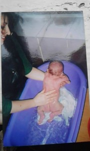 Создать мем: купание новорожденного в пеленке, первое купание новорожденного, для купания новорожденных
