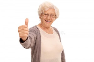 Создать мем: пожилая женщина держит телефон, женщина, люди пожилого возраста