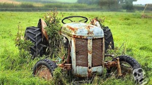 Создать мем: трактор деревенский, трактора, заброшенные трактора