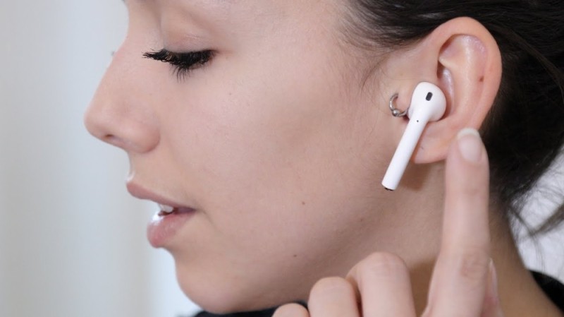Создать мем: apple airpods 2.2 в ухе, беспроводные наушники в ушах, аирподсы 2 в ушах