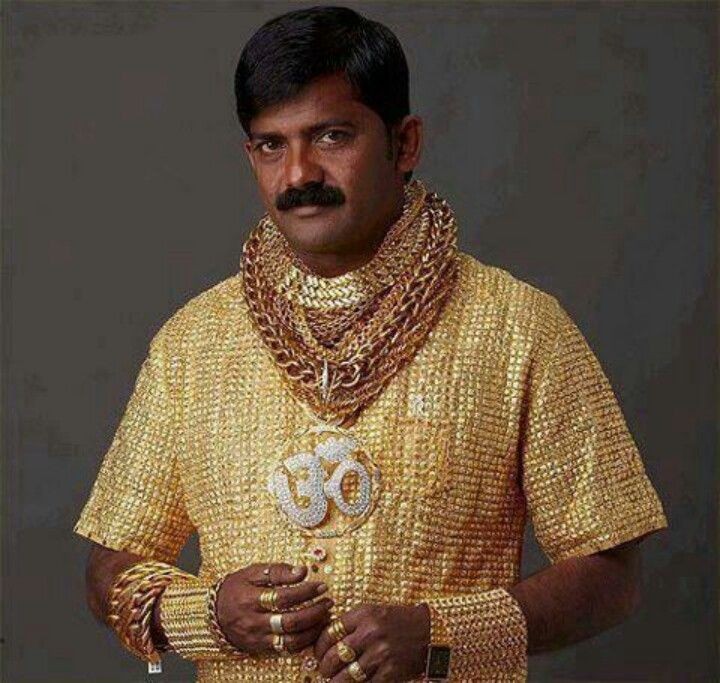 Создать мем: рубашка из золота индия, золотая рубашка индия, индус в золоте
