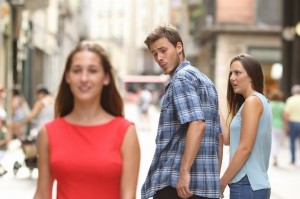 Создать мем: мужчина смотрит на женщину, distracted boyfriend мем, засматривается на другую