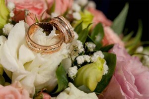 Создать мем: свадебные цветы, обручальные кольца и букет, с днем свадьбы