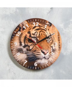 Создать мем: тигр, год тигра 2022 с часами, часы настенные с тигром