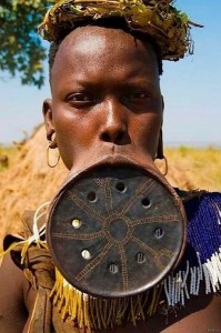 Создать мем: strange beauty standards, племя нсара мурси африка, эфиопия племя мурси женщины