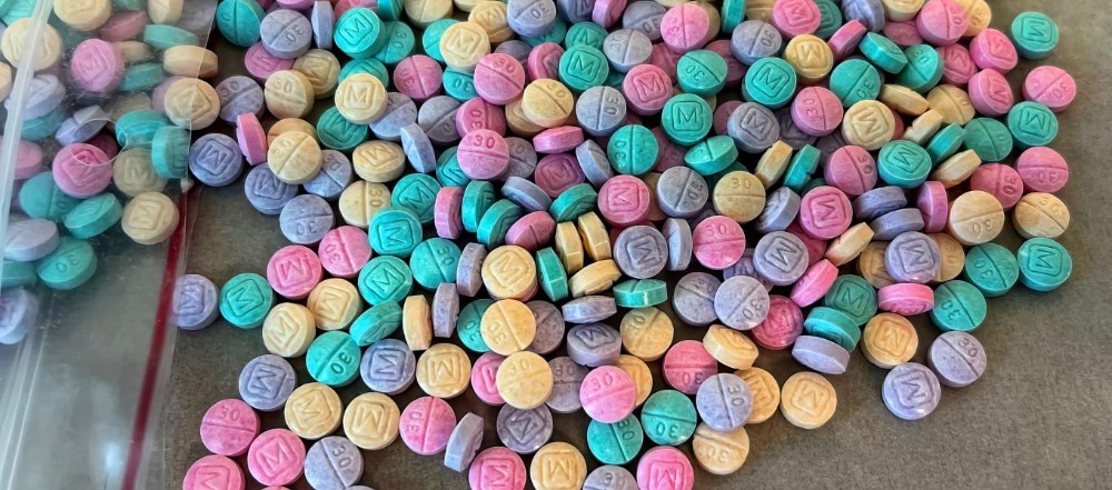 Разноцветные таблетки наркотик. Цветные таблетки. Fentanyl.