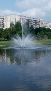 Создать мем: радужный фонтан, фонтаны летом в г хабаровск, сургут фонтан