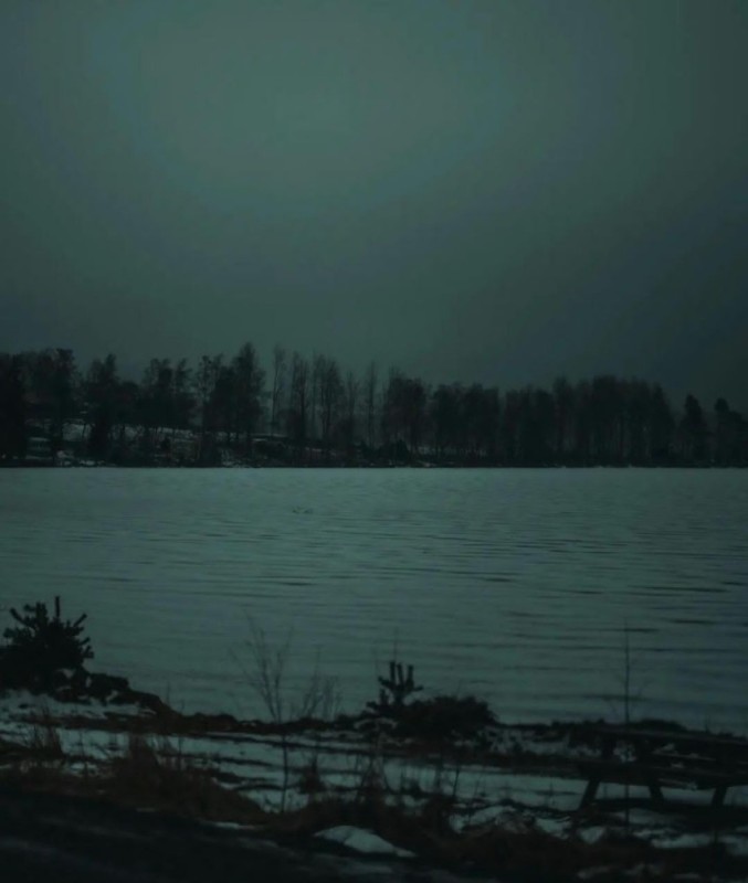 Создать мем: голубое озеро ночью, темнота, луна над озером