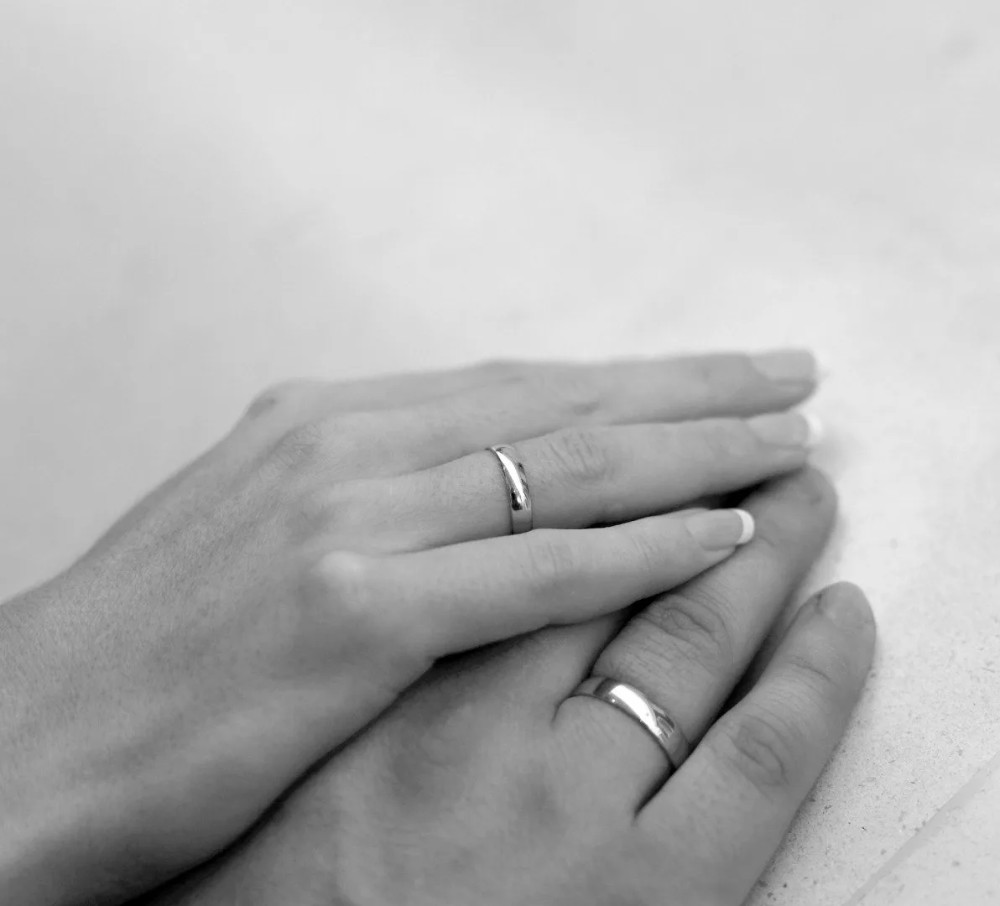 Create meme: wedding rings on the hands, hand with a ring, engagement rings 