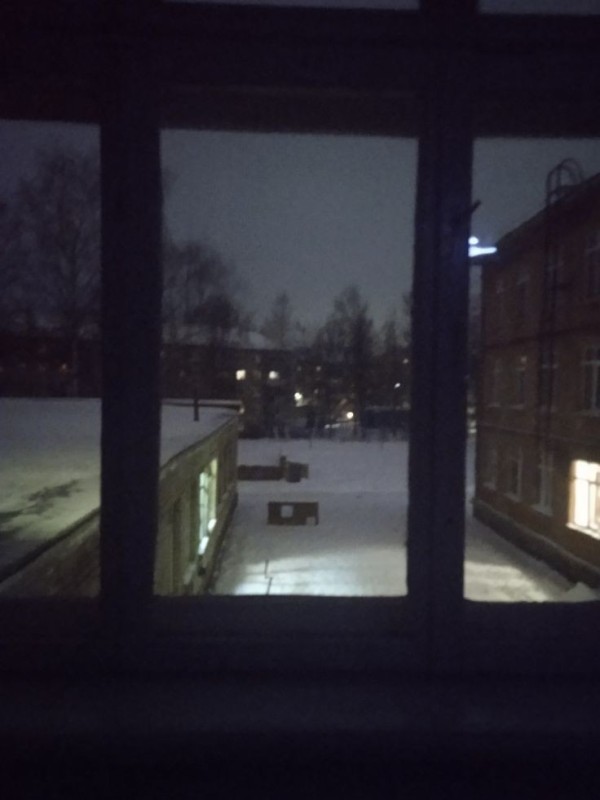 Создать мем: снег ночью, пустая школа, окно