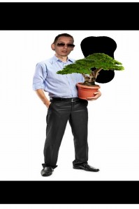 Создать мем: человек с цветочным горшком, мужчина с горшком с растением, мужчины с цветами