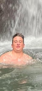 Создать мем: мужик в фонтане мем, парень, купание