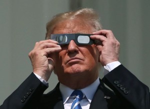 Создать мем: дональд трамп, трамп с биноклем, трамп trump glasses
