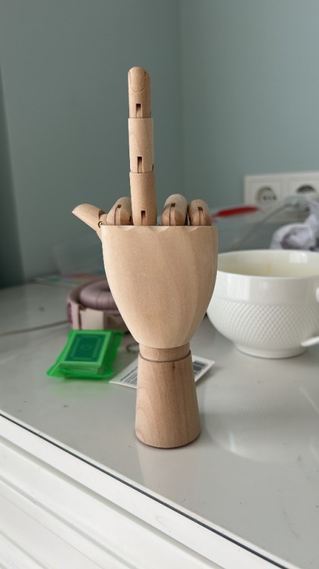 Создать мем: игрушка, деревянная кисть руки, деревянная рука манекен
